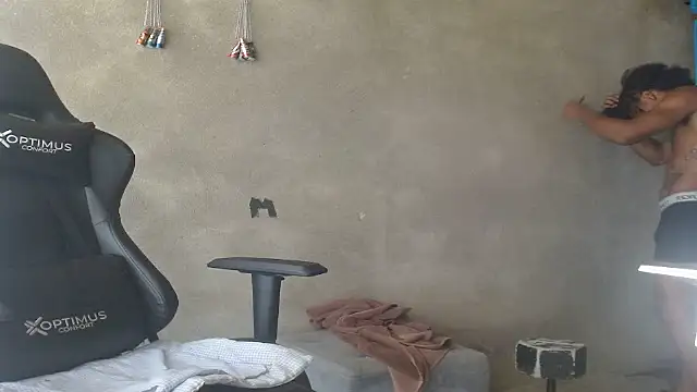 Larry-n-clouds live XXX chat