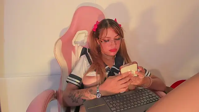 دردشة EmilyCutte الجنسية المباشرة