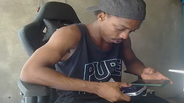 Larry-n-clouds live XXX chat