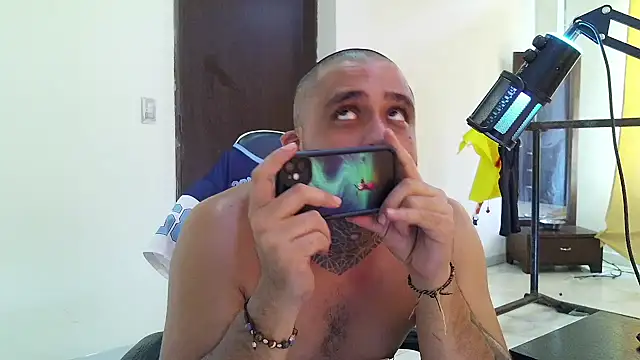 aronmiller404 Live XXX Chat