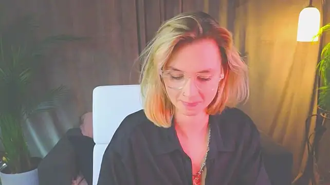 Chat +18 de NoraMoreau ao vivo