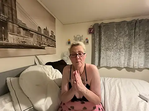Curvy-Jinx's Live XXX Chat