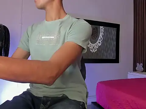 mathews_43 Adlı Modelin Canlı XXX Sohbeti