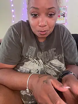 BIGCUMSHOW35 Adlı Modelin Canlı XXX Sohbeti