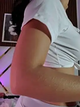 Chatroom XXX en direct de AlinnaRosee_