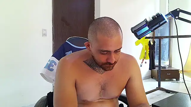 aronmiller404 live XXX chat