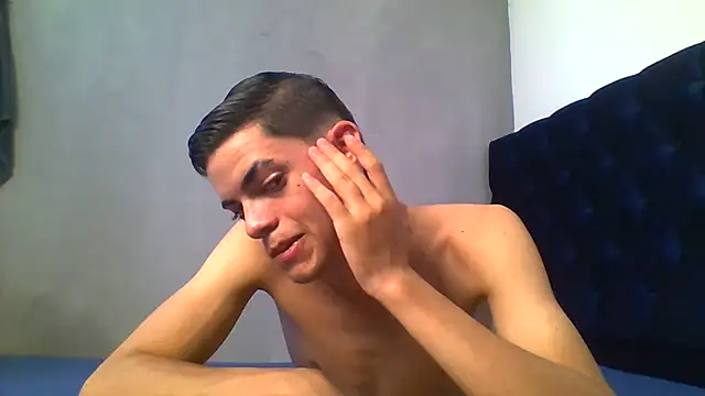Latinos_2001's Live XXX Chat