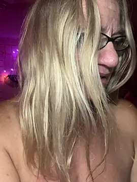 TrenaonmuteのライブXXXチャット