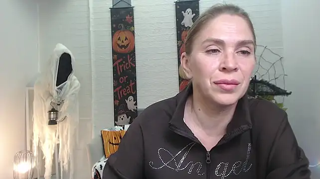 Chat +18 de TessaDaybreak ao vivo