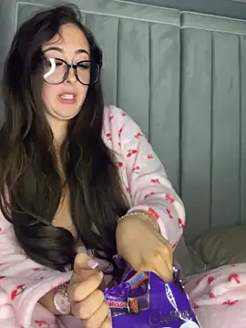 BrunetteBarbieXx_ Adlı Modelin Canlı XXX Sohbeti