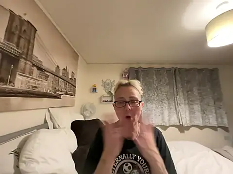 Curvy-Jinx Live XXX-chat