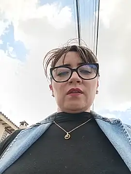 tata_sanz_'s Live XXX Chat