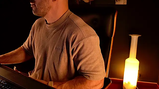 AngeloEric: онлайн-секс-чат