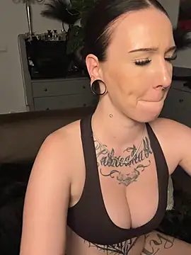 Trixie-Tainted Live XXX-chat
