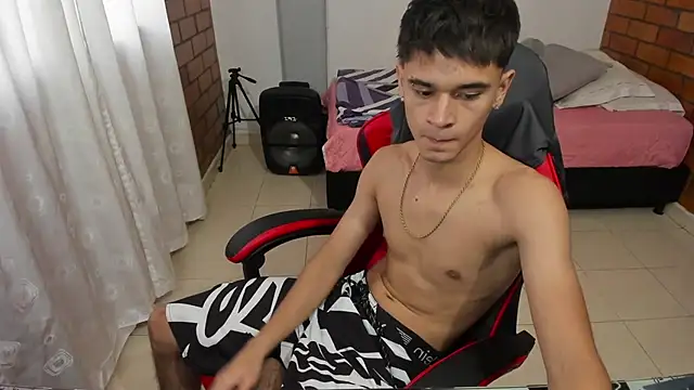 Aron_Boyy Adlı Modelin Canlı XXX Sohbeti