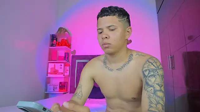 XXX chat uživo modela StevenSmith18