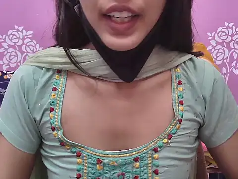 Shanaya-xo 现场XXX聊天