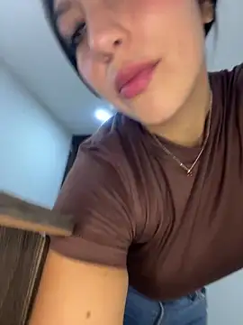 MiaJones21 Adlı Modelin Canlı XXX Sohbeti