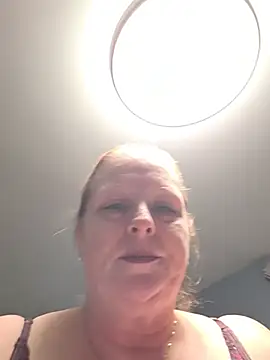 CanadianQueen1973 现场XXX聊天