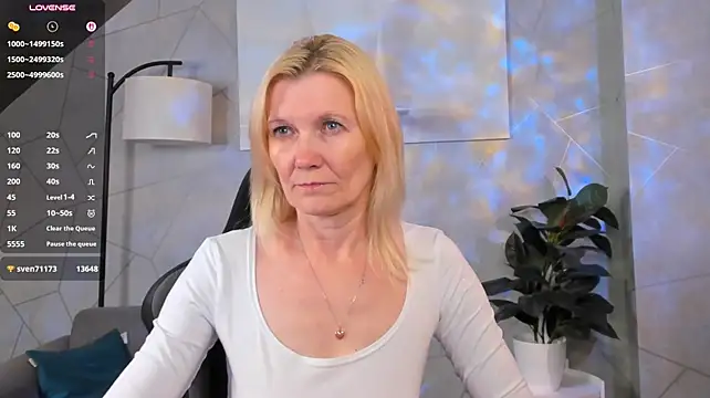 Julie_LucasのライブXXXチャット