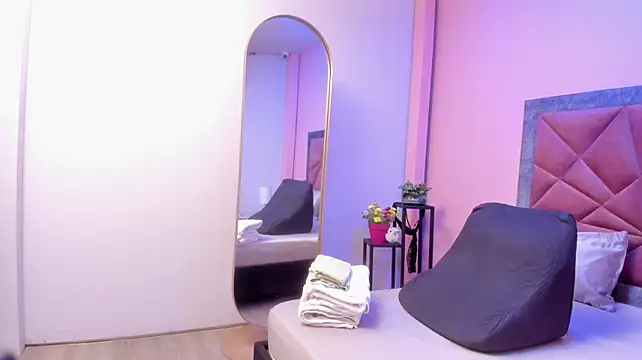 Chat +18 de mia_milff ao vivo