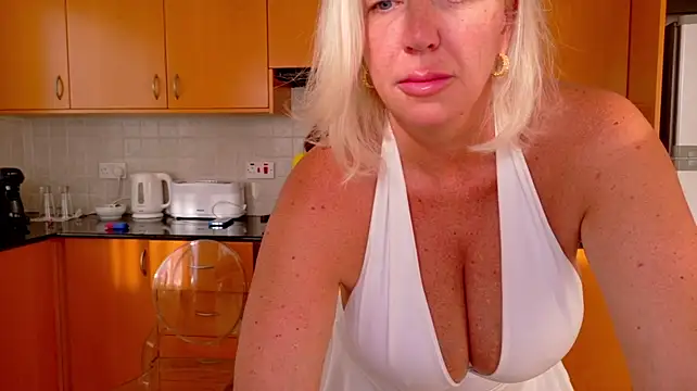 TUNDEROSE1 live XXX chat