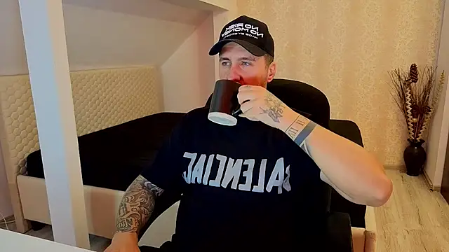 LoganStroud élő XXX-chatje
