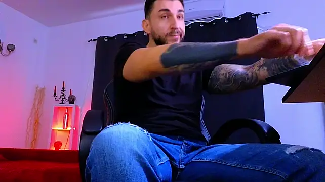 MightyAaron66's Live XXX Chat