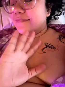 צ'אט XXX בשידור חי של CurlyMilf_Vannexxxa