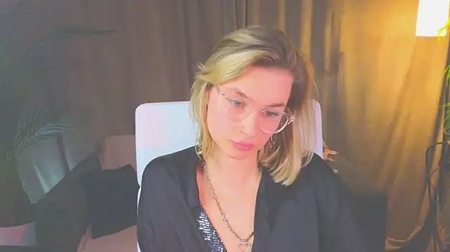 NoraMoreau Chat XXX in diretta