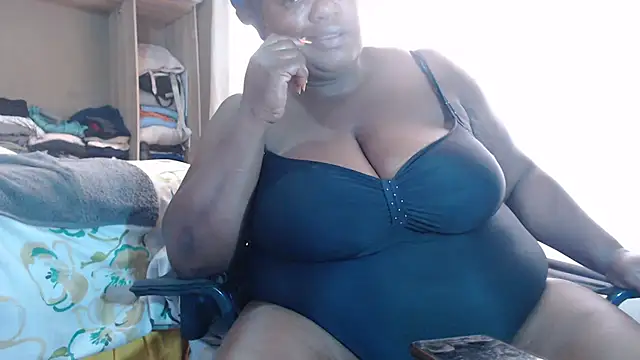 MATUREBUSSTY's Live XXX Chat
