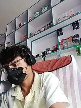 Hornyboy337のウェブカメラショー