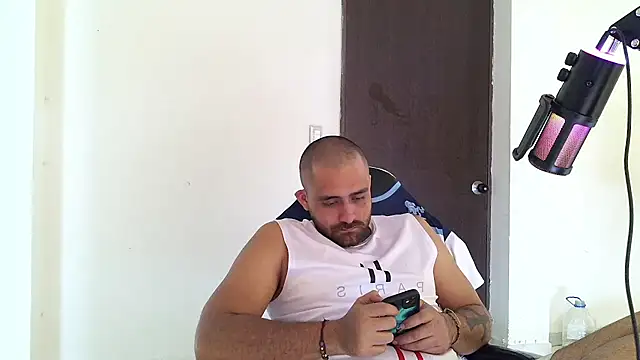 aronmiller404 live XXX chat