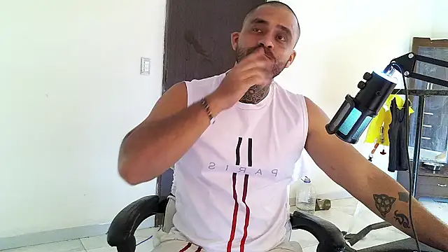aronmiller404 Adlı Modelin Canlı XXX Sohbeti