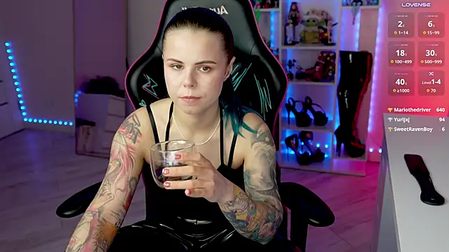 צ'אט XXX בשידור חי של QueenAliceX