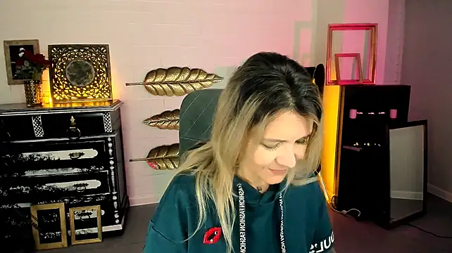 دردشة NicoleHitman الجنسية المباشرة