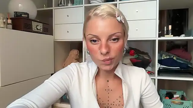 Miravely élő XXX-chatje