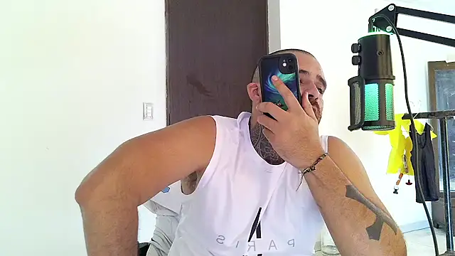 aronmiller404 Live XXX-Chat