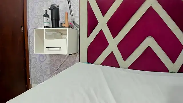LucyAndBella Chat XXX in diretta