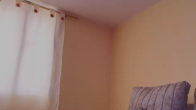 Chat +18 de MiaColucci18 ao vivo
