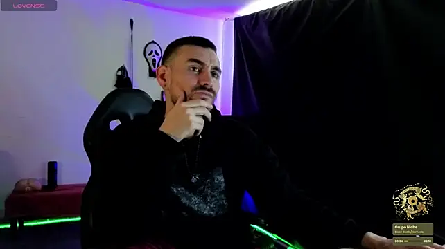 Aaron_malikk: διαδικτυακό σόου στην κάμερα