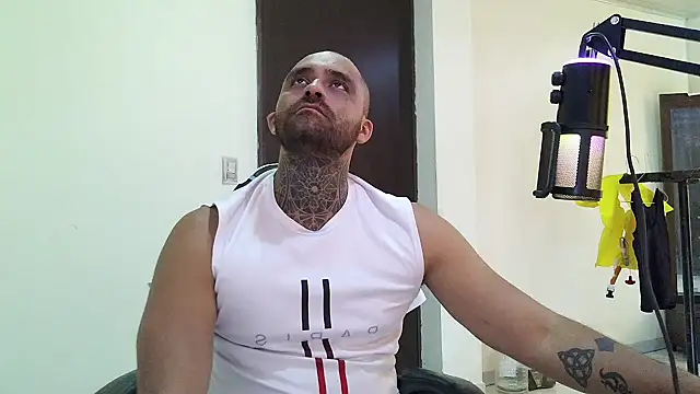 Chat +18 de aronmiller404 ao vivo