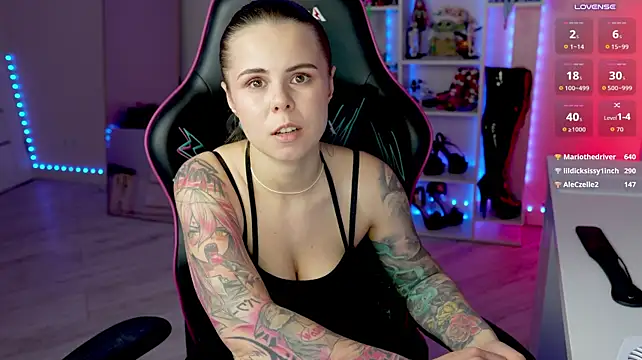 Chat +18 de QueenAliceX ao vivo