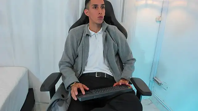 Phillip_Jr Live XXX Chat