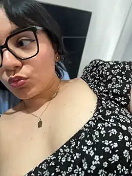 צ'אט XXX בשידור חי של cinna_monroll