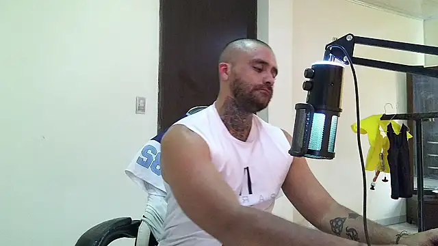 aronmiller404 Live XXX-chat
