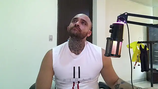 aronmiller404 Adlı Modelin Canlı XXX Sohbeti