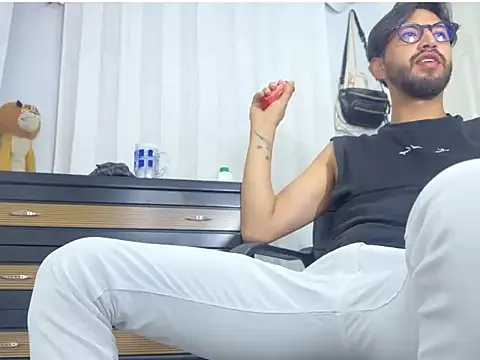 thomass1018's Live XXX Chat