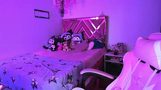 little_emma0 Adlı Modelin Canlı XXX Sohbeti