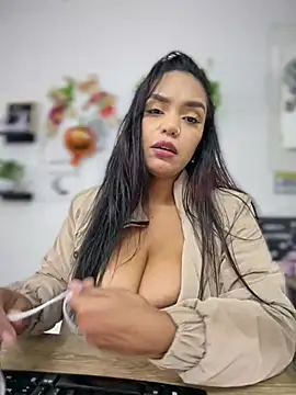Sara-77 Chat XXX in diretta